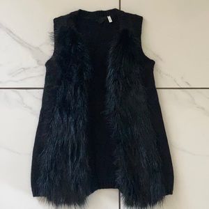 Knit vest with synthetic fur